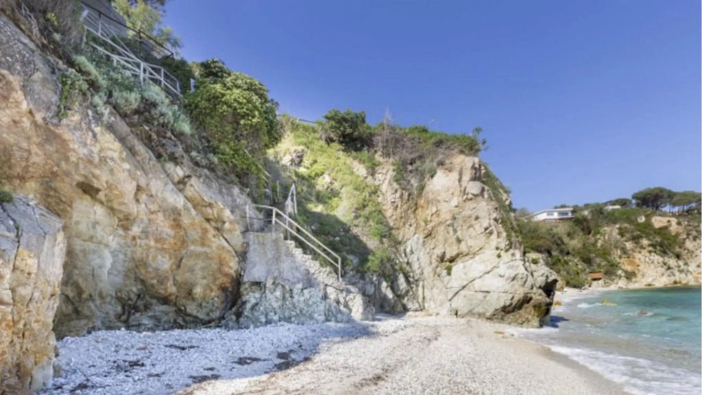 Villa for 7 on the white cliff of Portoferraio with breathtaking sea views-VILLA MERIDIANA