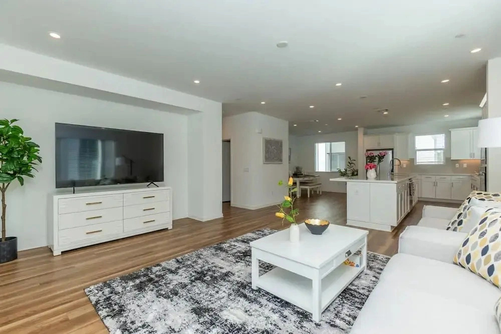 Master Bedroom With King Bed Central Location