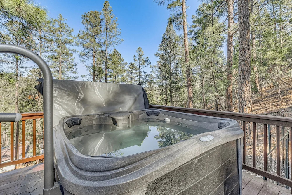 Hot Tub, Spacious Deck: Woodsy Haven in Ruidoso