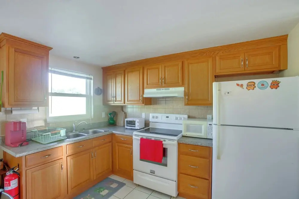 Golf, Shop & Relax: Englewood Retreat w/ Lanai!