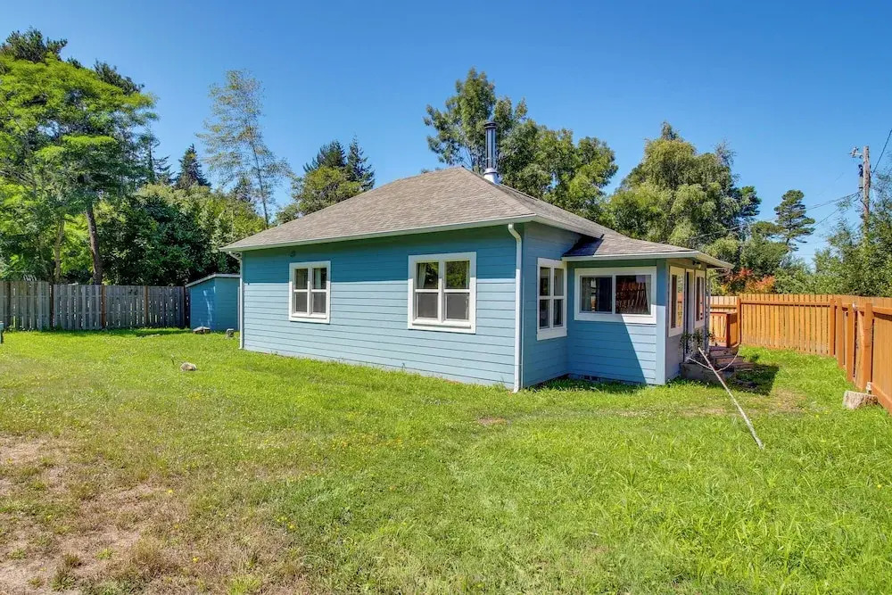< 1 Mi to Coquille River: Cottage w/ Private Yard!
