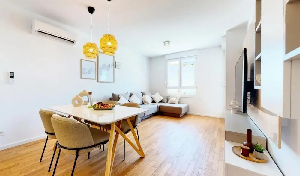 Mika's 2-Bedroom Seaview Flat & Parking