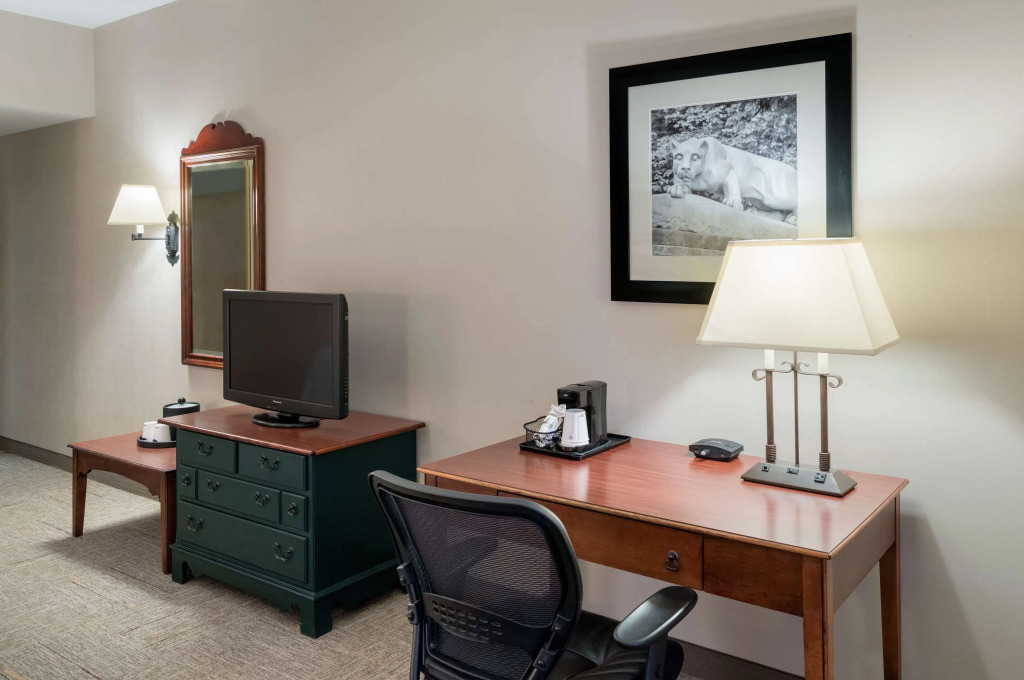 Hampton Inn & Suites State College at Williamsburg Square