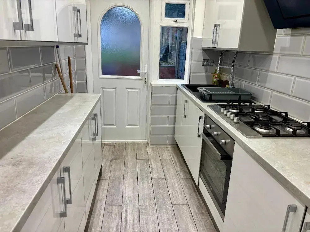 4 Bed House-sleeps 7-free Parking