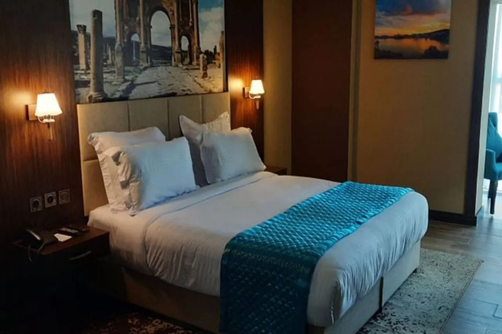 LB Suites Hotel