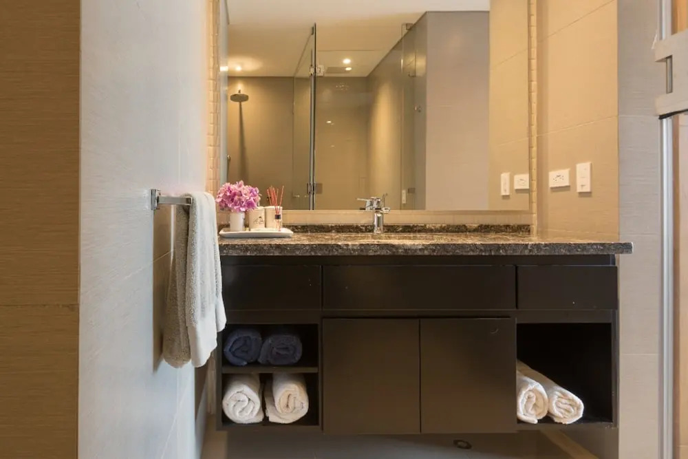 Classy 1 Bedroom Pool & Gym near Downtown