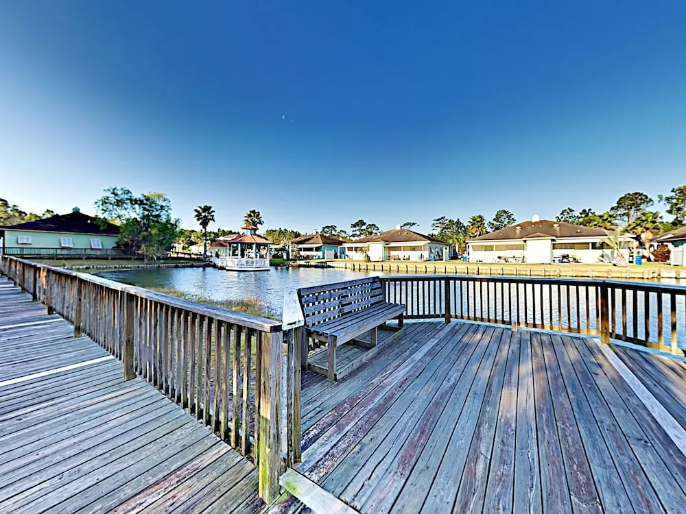 Ranch-style W/ Pool & Screened Patio 3 Bedroom Condo