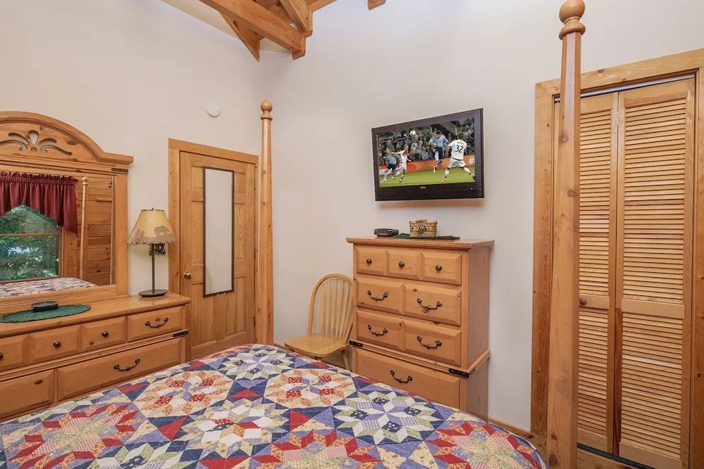 ER65 - Eagles Point - Great location, Close to all the action! cabin