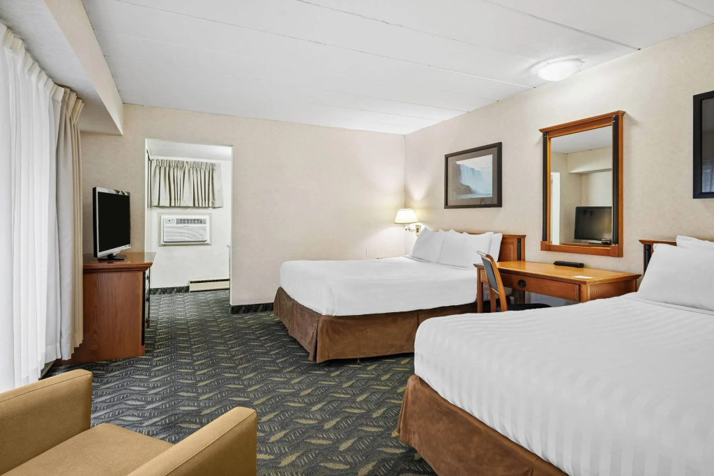 Travelodge by Wyndham Niagara Falls At the Falls