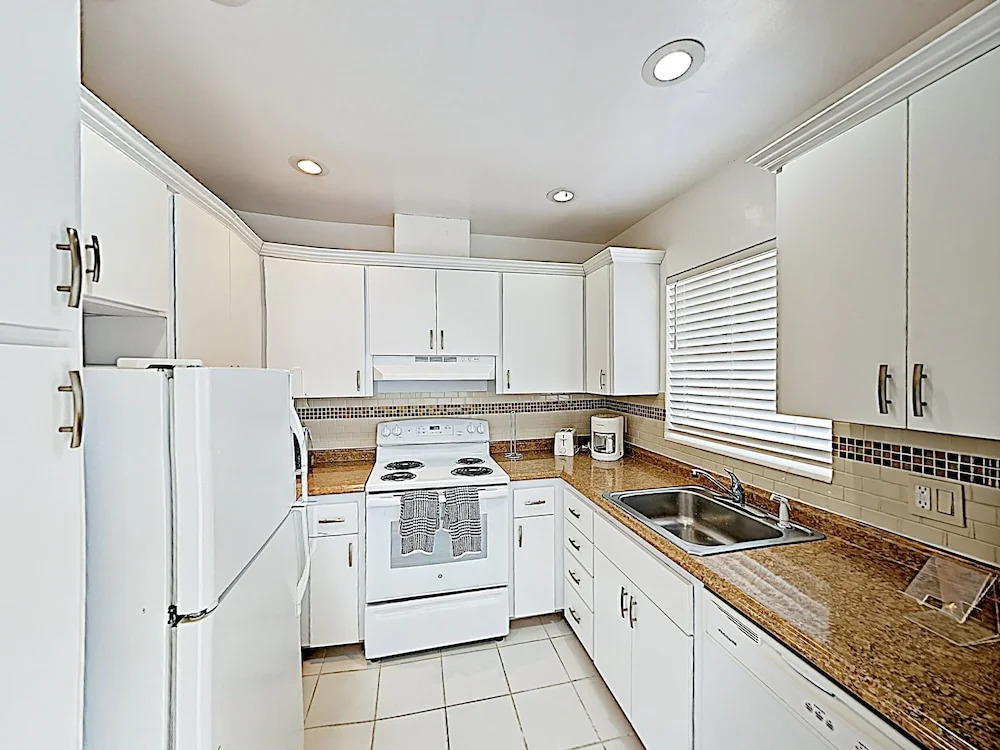 New Listing! Updated Beach W/ Sparkling Pool 1 Bedroom Condo