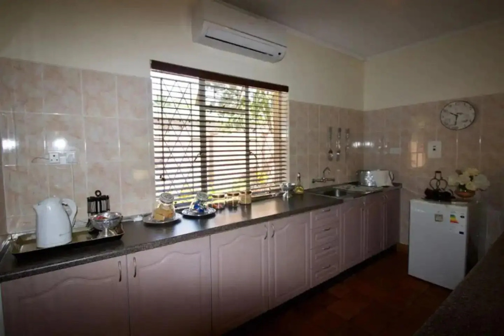 Wonderfully Spacious two Bedroom Cottage in a Quiet Secluded Area of Town on the Edge of the Bush - 1998