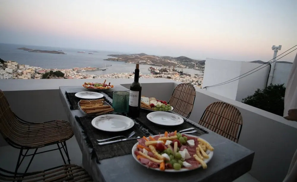 Apartment With 3 Bedrooms in Ano Syros, With Wonderful sea View, Terrace and Wifi