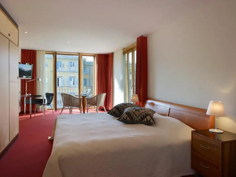 Hotel S