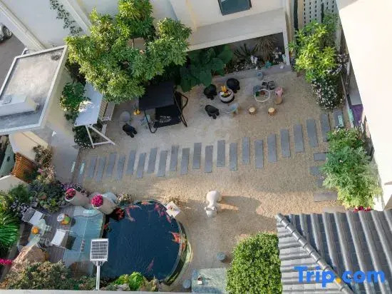 Weixi Homestay (Mangshi Square)