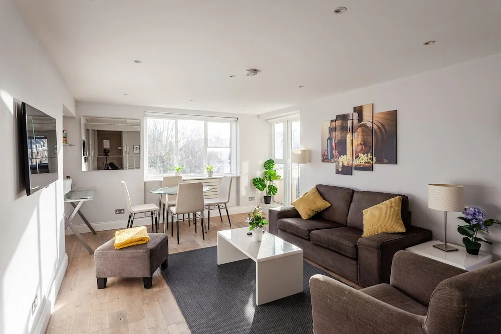 3 Bedrooms 2 Bathrooms Apartment London