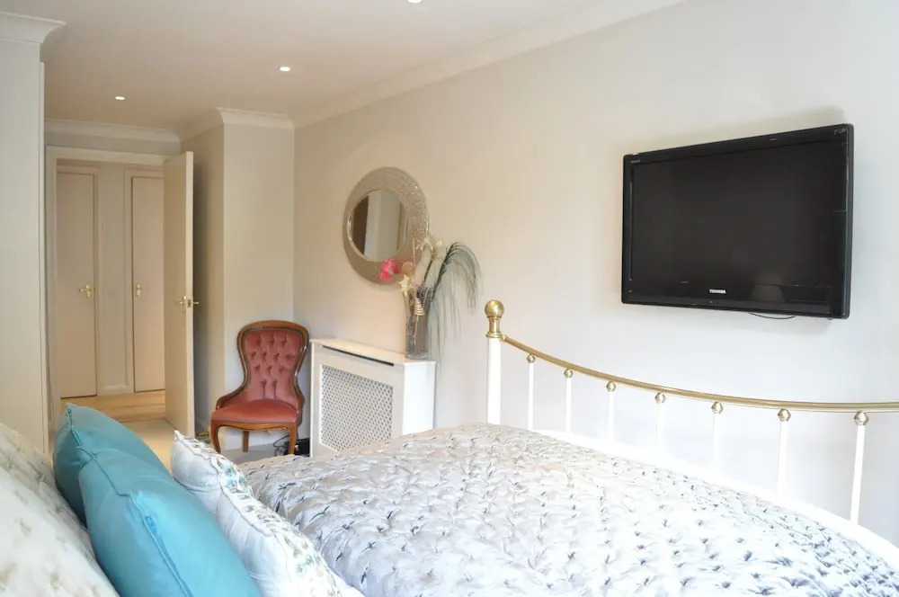 Bright 2 Bedroom Apartment With Balcony