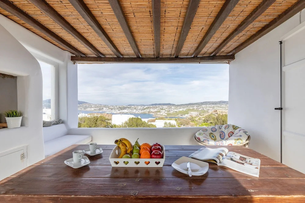 Carmelita Villa with Pool by Stylish Stays