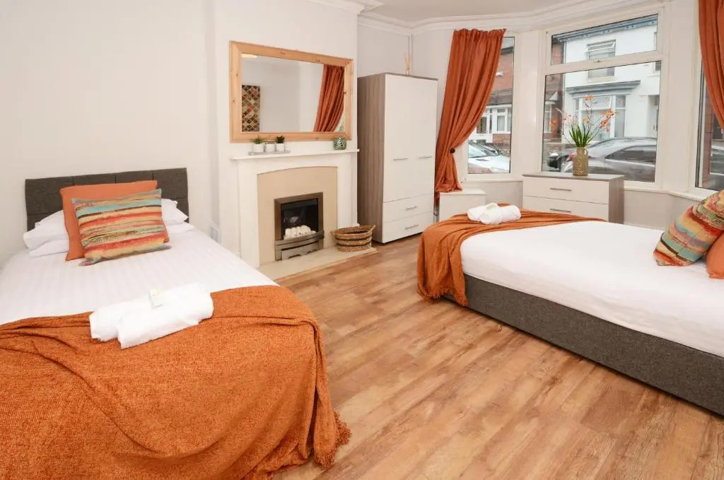 Hampton House by YourStays - 4 Bedroom House in Centre of Crewe