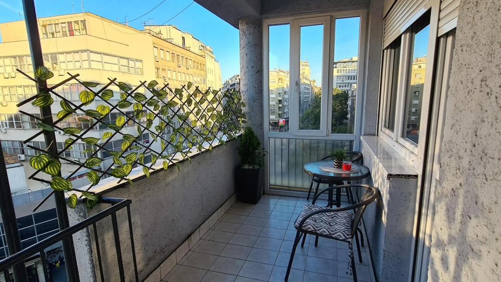 Windows City Apartment