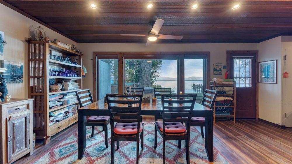 Lakefront Haven by Avantstay Minutes to Ski Resorts Private Dock Boat