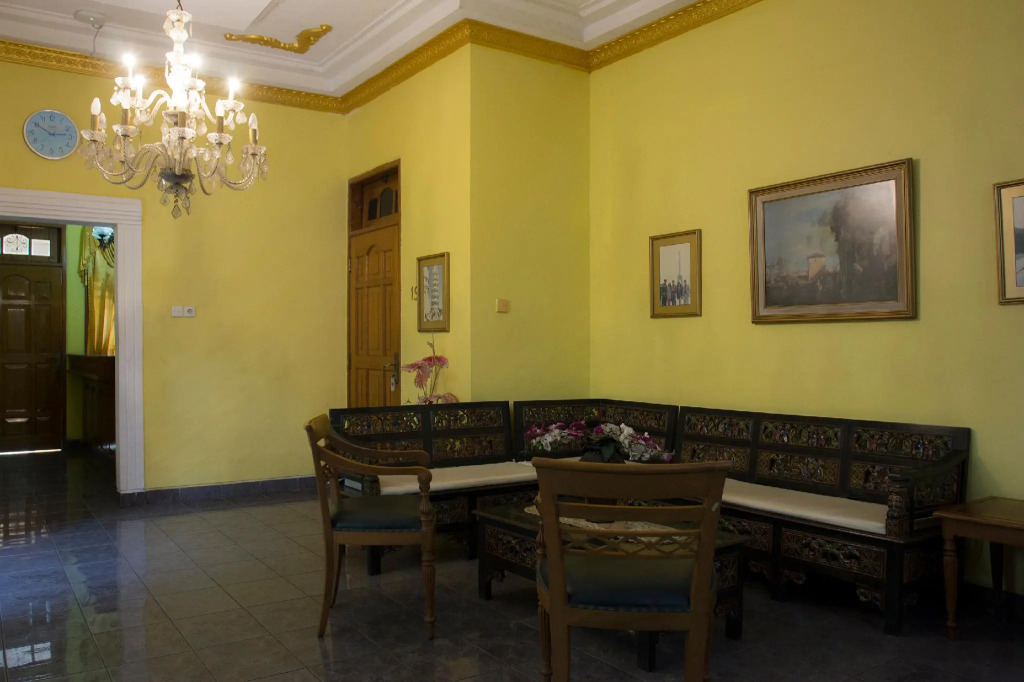OYO 392 Hotel Mawar Saron