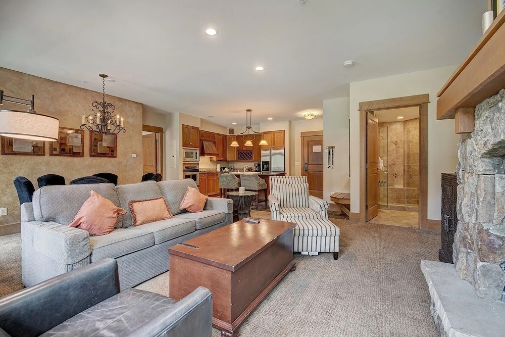 Luxurious 2 BR in River Run Village with Ski in ski out, Kids Ski Free condo