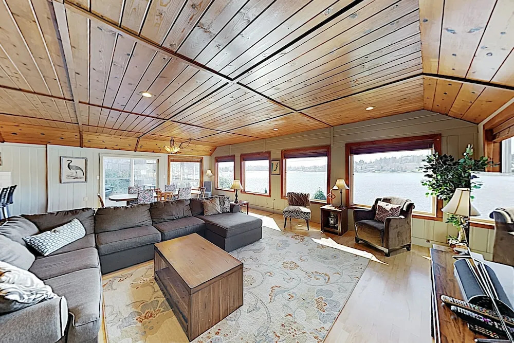 Hidden Gem: 1-acre Lakefront W/ Hot Tub, Dock 4 Bedroom Home