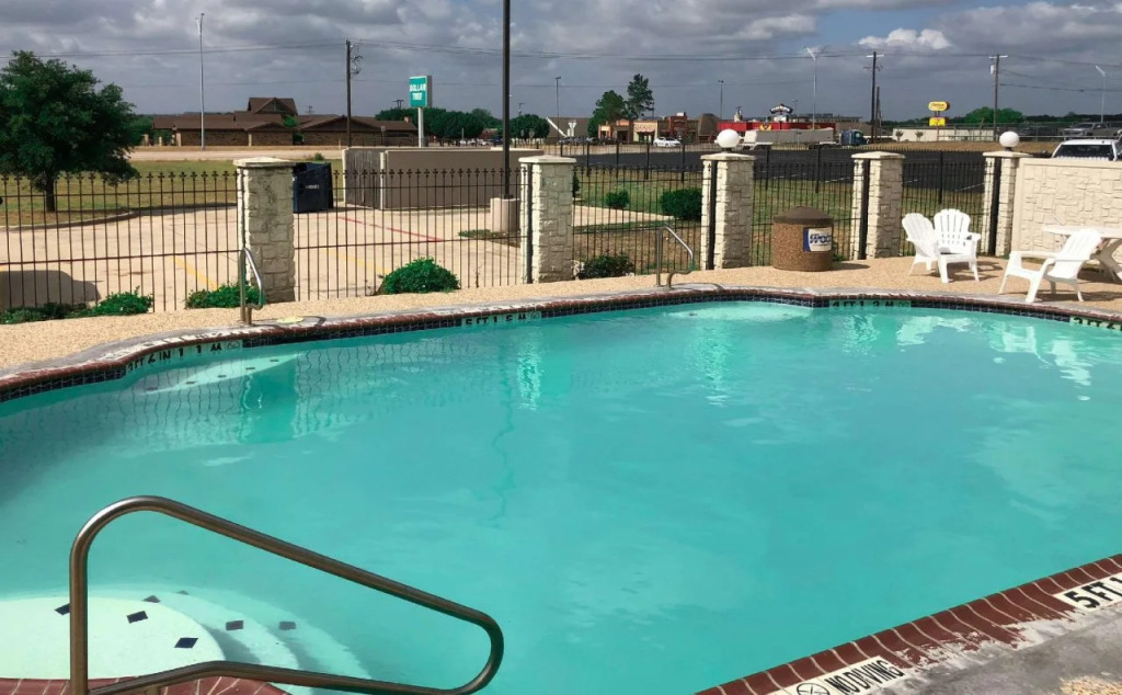 Econo Lodge Inn & Suites Bridgeport