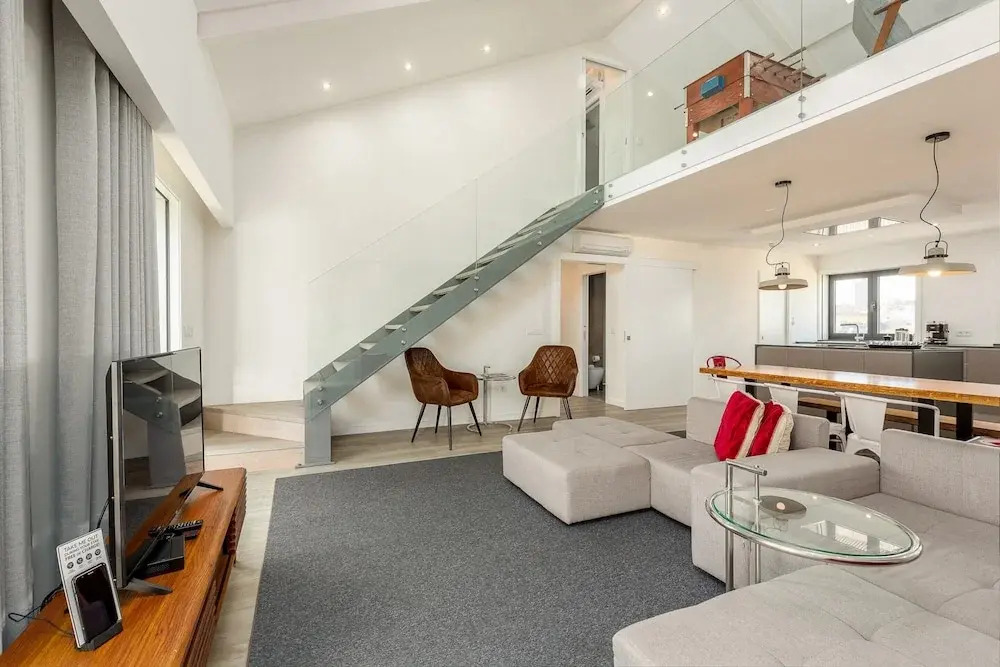Spacious 4-Bedroom Apartment in Porto