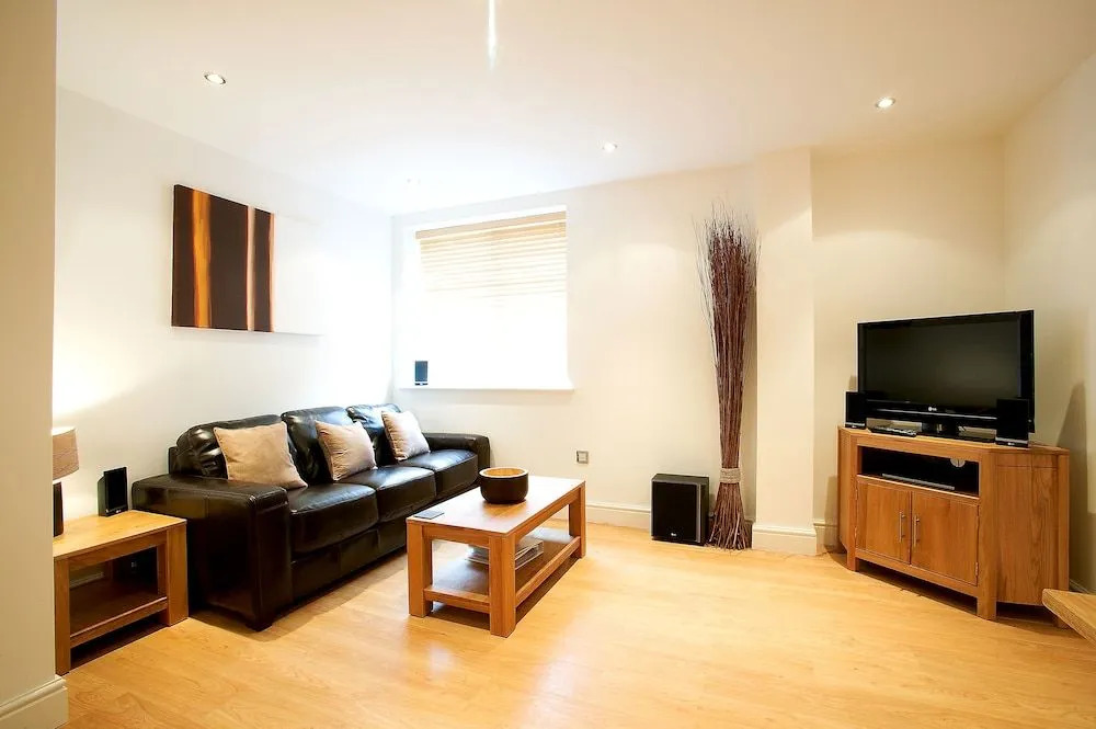 The Old Library - Newbury Town Centre - Within easy reach of Train Station and Racecourse - Excellent road links via the A34 and M4