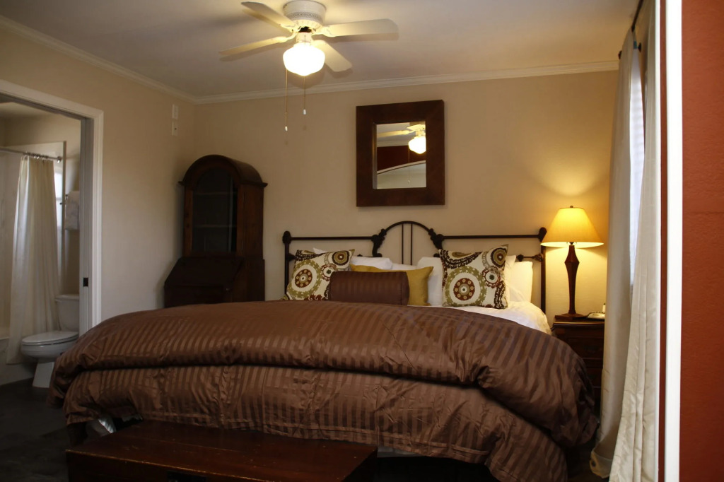 Vineyard Court Designer Suites Hotel