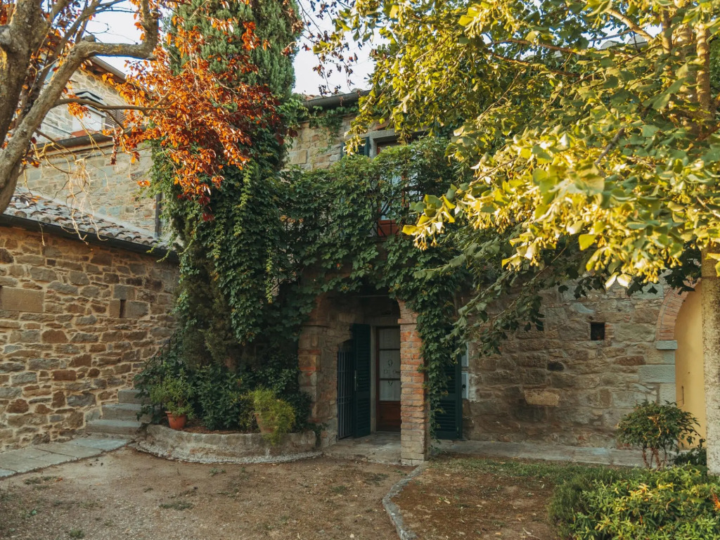 A Peaceful Farmhouse in Cortona with Swimming Pool