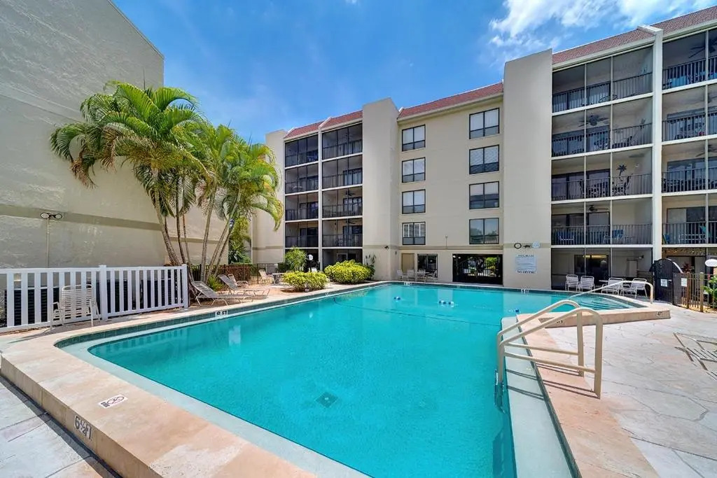 Siesta Key Beach - 2 Bedroom - 3 Beds - 3 Bathroom Duplex with Heated Swimming Pool