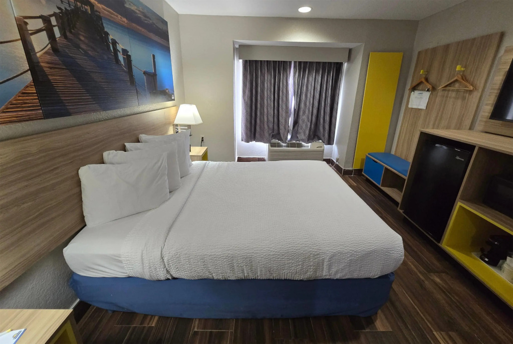 Days Inn & Suites by Wyndham Tampa/Raymond James Stadium
