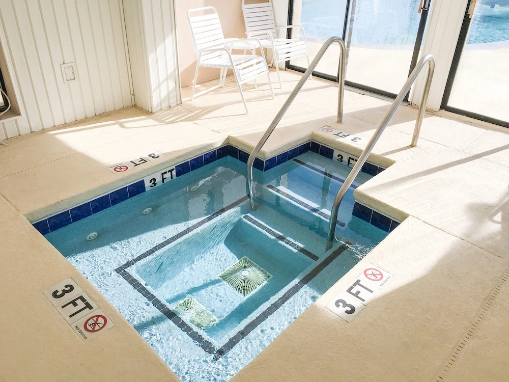 Updated Beach Condo W/ Pool - Steps To Sand! Condo