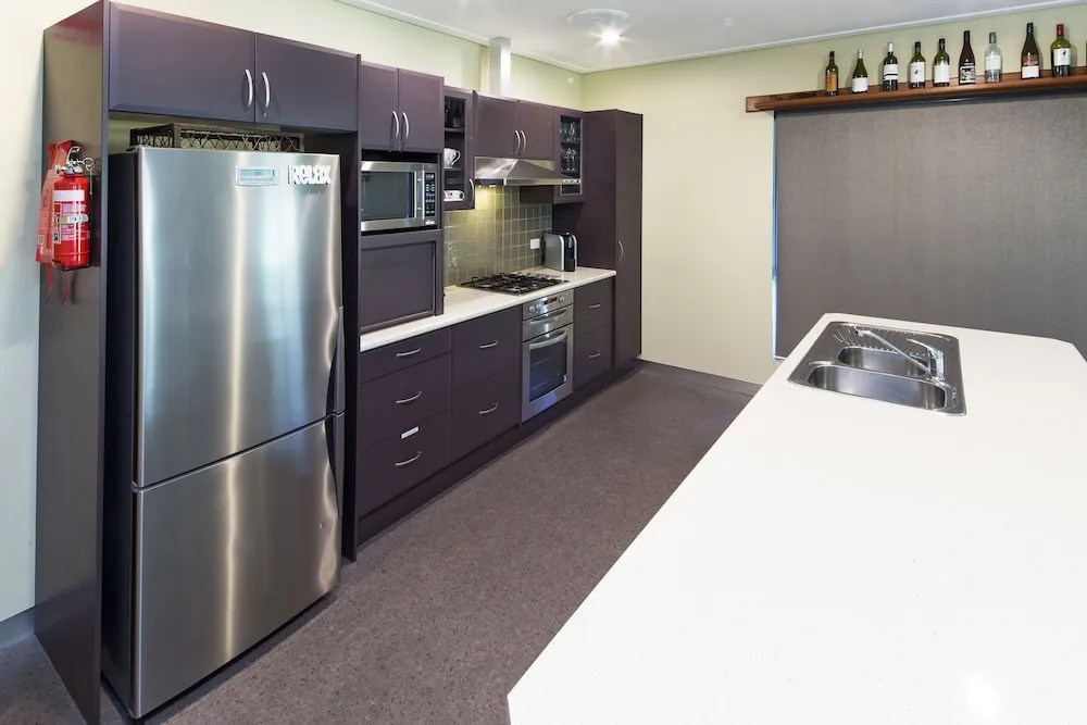 Kickenback Chalet - 2BR Chalet l Gym l Indoor Pool l Tennis Court l WiFi l Air-Con
