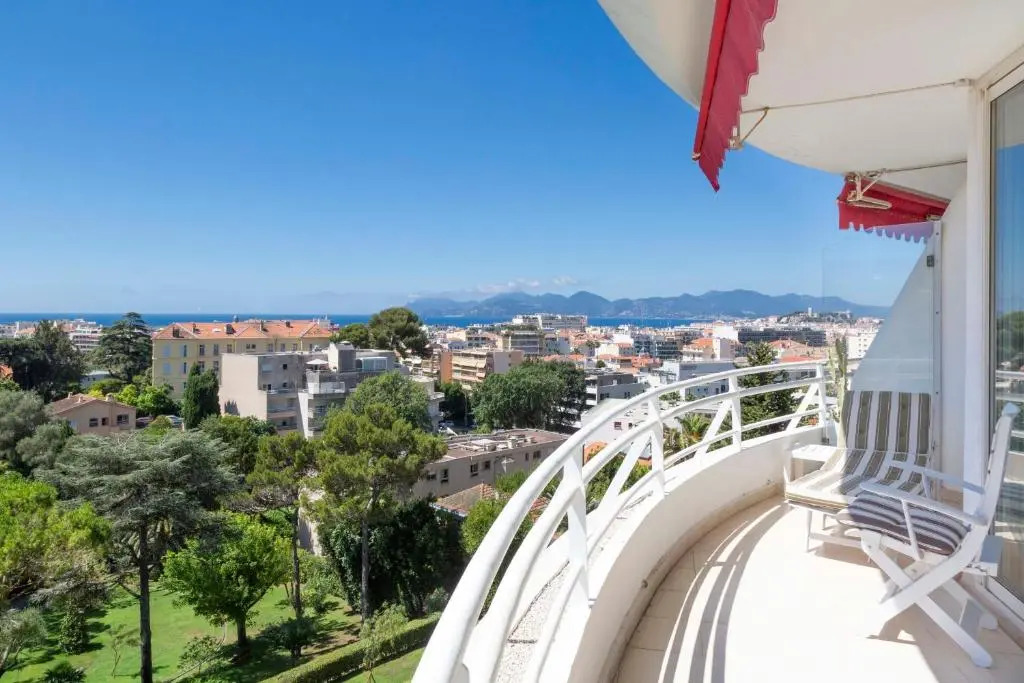 Fully equipped appartment 105 m2 clear view on the sea and californie hills