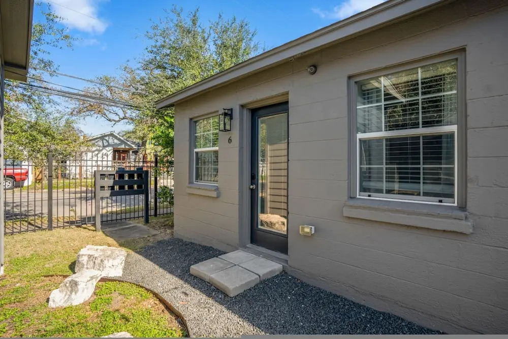 Urban Studio Retreat Near Downtown Houston