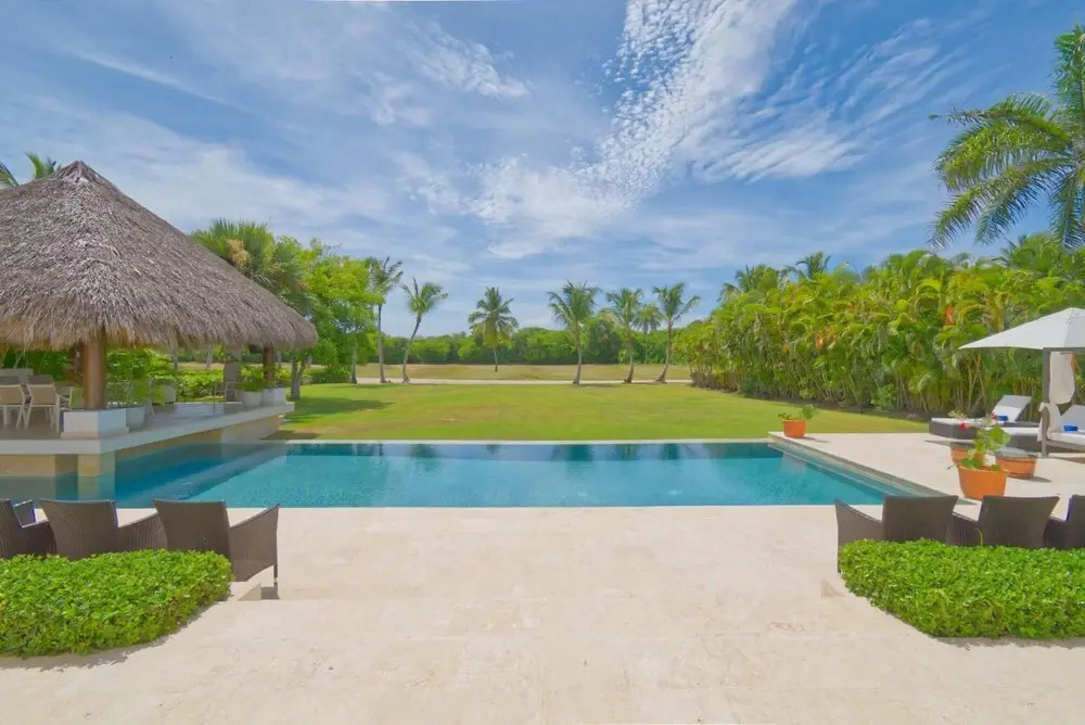 Fantastic 8-bedroom Golf-front Mansion Near the Beach