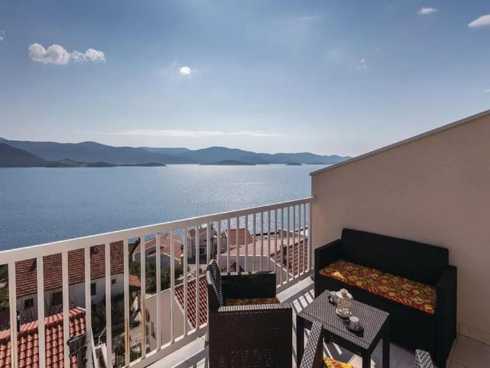 Apartment Sutalo with Hot Tub