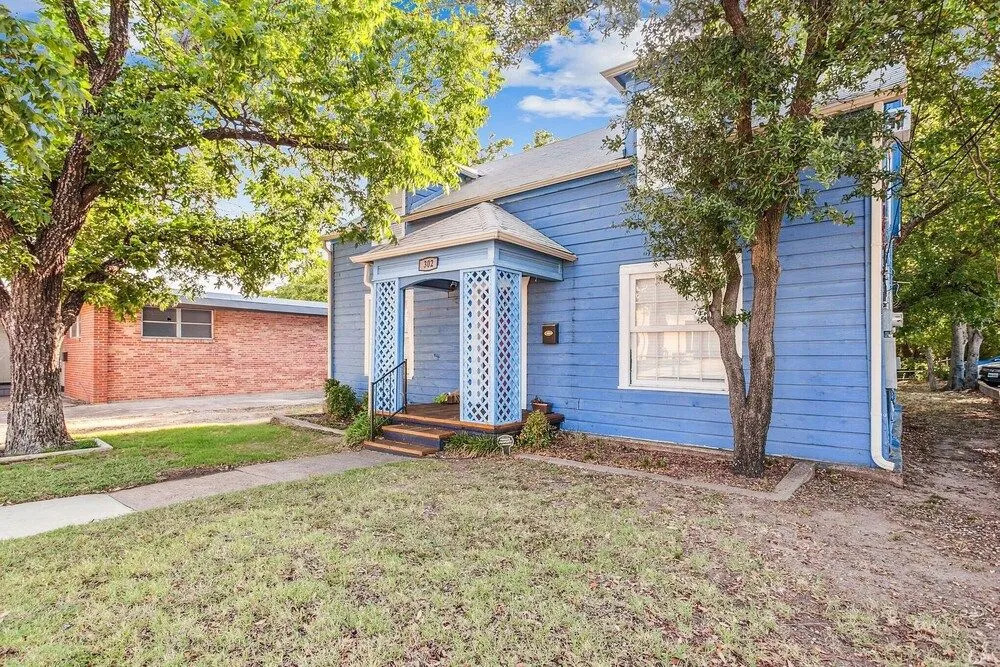 The Old Downtown Historic Grand Prairie House 4 Bedroom Home by RedAwning