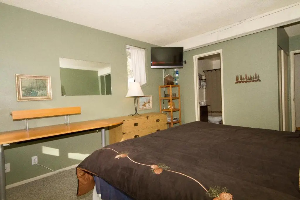 Mammoth Ski Racquet Club 82