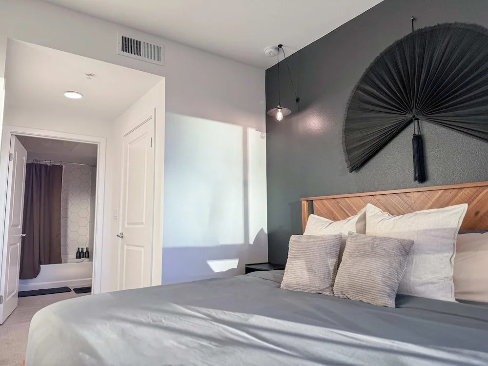 Sunny Home in Mid-hollywood Pool Free Parking