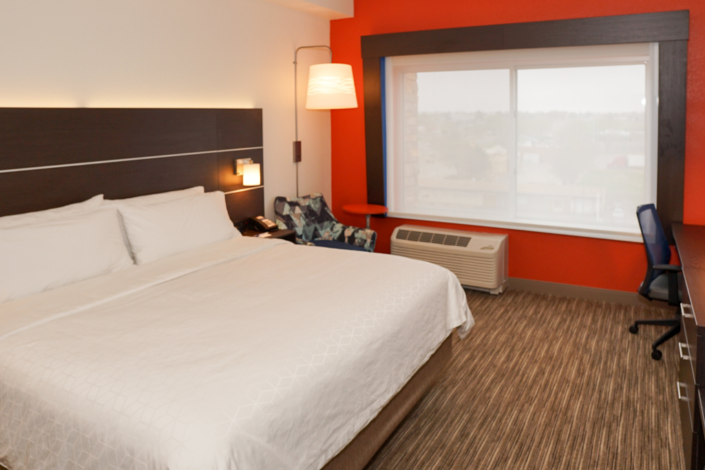 Holiday Inn Express & Suites - Aurora Medical Campus by IHG