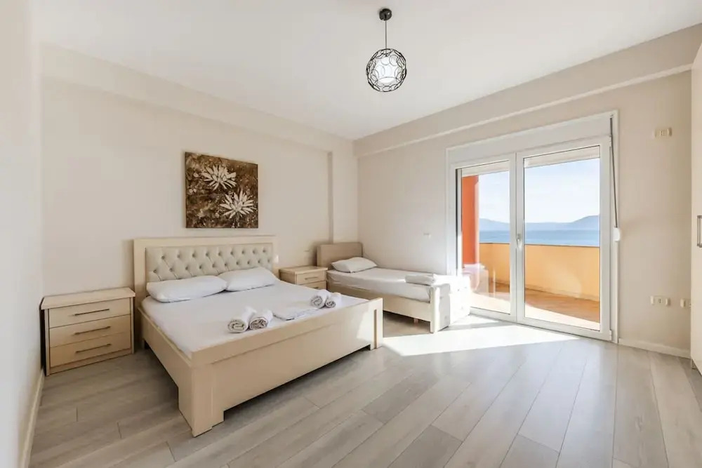 Beachfront Apartment - Near Beach City
