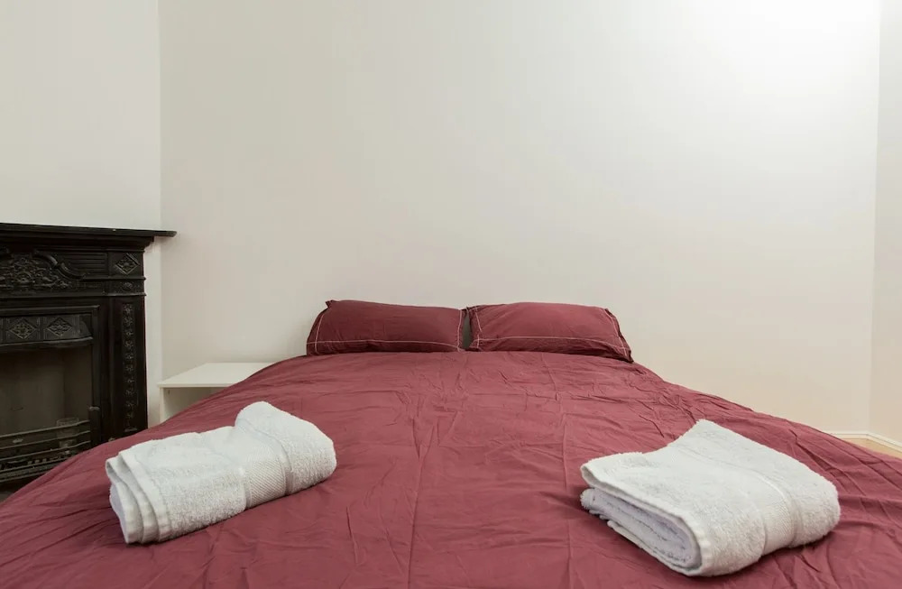 Spacious 1BR Flat With View in Edinburgh -sleeps 4