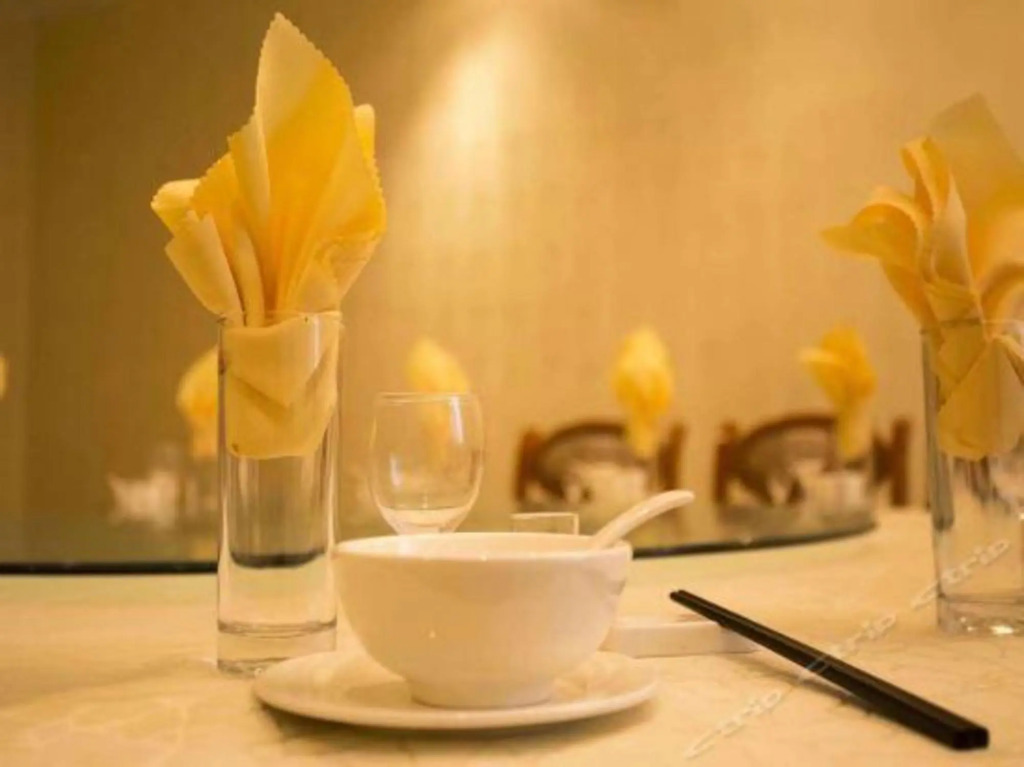 Xiling Snow Mountain Maple Leaf Hotel