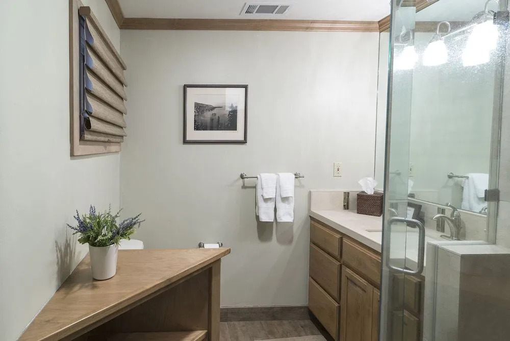 Lakefront Home, Private Hot Tub,marina..