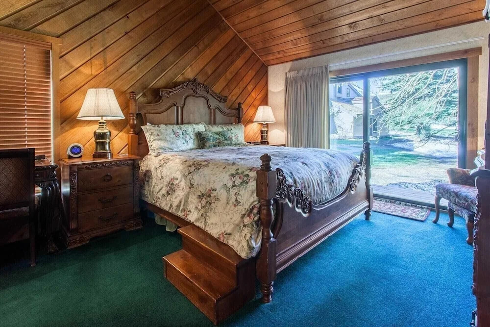Snowcreek #320 Spacious, 3 bedroom + loft in Snowcreek phase 2 . Sleeps 10. Amazing Views