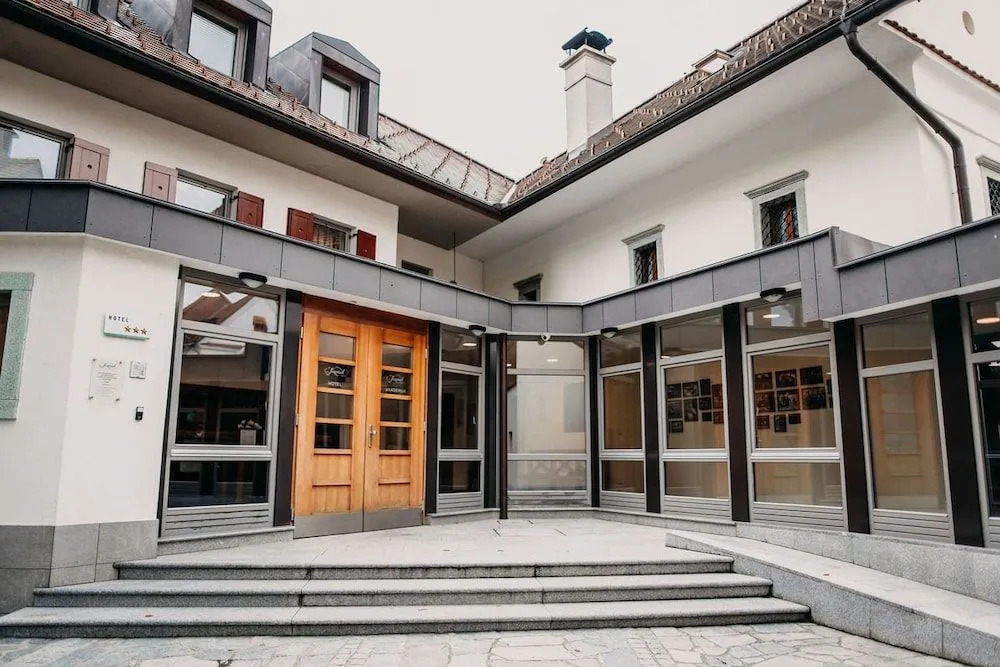 Hotel Dvor Jezersek Brnik